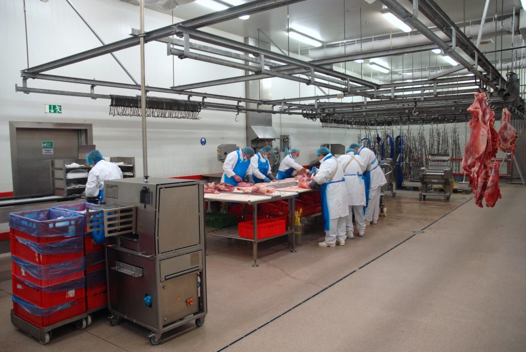 Mitarbeiter der Gassner GmbH bei der Arbeit am Fleischtisch im Zerlegebetrieb Weiz