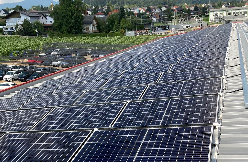 Aufnahme der Photovoltaikanlage der Gassner GmbH am Dach des Betriebsgebäude in Weiz