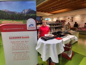 Verkostung der marinierten Kalbssteaks beim Kaufhaus Loder in Kumberg